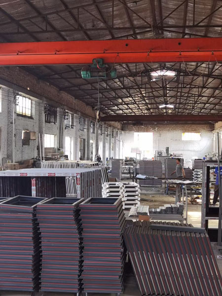 斷橋鋁防火窗生產(chǎn)車間.jpg 斷橋鋁防火窗生產(chǎn)車間.jpg